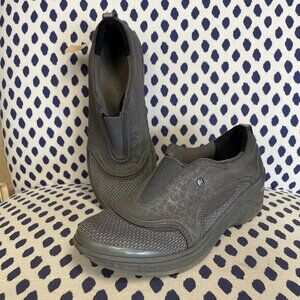 BZees gray shoes size 7